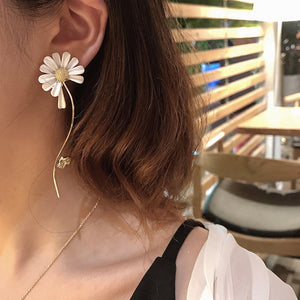 Asymmetric White Daisy Drop Earrings