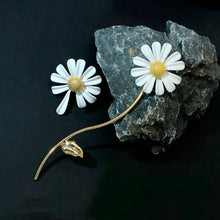 Load image into Gallery viewer, Asymmetric White Daisy Drop Earrings